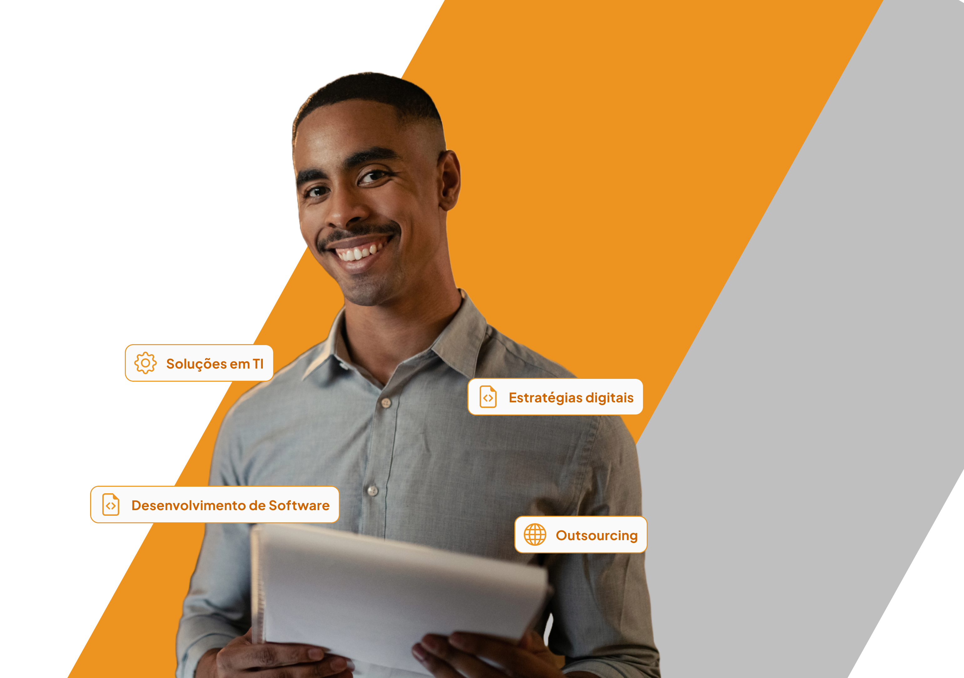 imagem de um homem sorrindo segurando um caderno de anotações